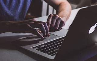 8868体育昨晚裁判补时给了45分钟，曼联球迷直接火烧球场